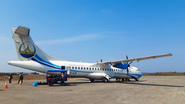 Eine ATR 72 der 'Mann Yadanarpon Airlines' - hier nach dem Flug von Heho nach Thandwe. Die meisten Inlandflüge fanden mit Maschinen dieses Typs statt.