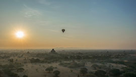 wenn über den historischen Tempeln von Bagan die Sonne aufgeht und sich der Morgennebel lichtet ... ein unbeschreibliches Erlebnis ...