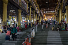 Vier überdachte Eingänge führen zur Shwedagon-Pagode hinauf, der südliche Eingang ist der Haupteingang.