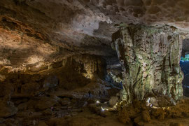 Sung-Sot-Höhle. In diesem Gebiet gibt es zahlreiche Höhlen, die während dem Indochina- und dem Vietnamkrieg als Krankenhäuser, Flüchtlingslager usw. dienten.