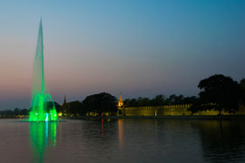 die Mandalay Water Fountain im Wassergraben um den Mandalay-Palast (dem Palast der letzten Könige von Myanmar)