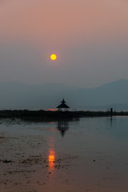 Der Inle-See ist der zweitgrösste See in Myanmar, je nach Pegelstand 22km lang und 10km breit. Die mittlere Wassertiefe beträgt 1.5 Meter.