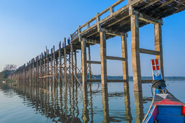 Die U-Bein-Brücke, eine 1.2 Kilometer lange Fussgängerbrücke aus Teakholz über den Taungthaman-See bei Amarapura, erbaut zwischen 1849 und 1851, als die Hauptstadt des Königreichs Ava nach Amarapura verlegt wurde. 