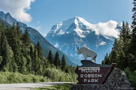 der Yellowhead Highway beim West Gate des Mount Robson Provincial Park (British Columbia) 