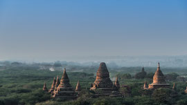 Die historische Königsstadt Bagan aus dem 12. und 13. Jahrhundert, mit über 2000 Tempeln und Pagoden, eine der grössten archäologischen Stätten Südostasiens (seit 2019 UNESCO-Weltkulturerbe). 