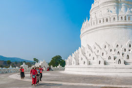 Die Hsinbyume-Pagode, dem mythischen Berg Meru nachempfunden, ist/war ein beliebtes Ziel für buddhistische Pilger: sie besitzt die Kraft, ihre Träume zu verwirklichen. Zur Bewachung sind Nats, Dämonen, Monster und Nagas etc. aufgestellt. 