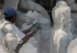 Dank dem hochwertigen weissen Marmor aus den Steinbrüchen in der Region um Mandalay und im Stadtteil Amarapura gibt es hier viele spezialisierte Steinmetze für Buddhafiguren, ein sehr hoch angesehener Beruf!