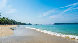 Ngapali Beach, ein 9 Kilometer langer und bis zu 90 Meter breiter, sehr sauberer Sandstrand im Westen von Myanmar in der Nähe der Stadt Thandwe, am östlichen Rand des Golfs von Bengalen.