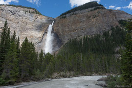 der Takakkaw Falls (auch 'Takkakaw' geschrieben), mit einer Gesamthöhe von etwas über 380 Meter zweithöchster bekannter Wasserfall Kanadas. 'Takakkaw' bedeutet auf Cree so viel wie 'grossartig' oder 'wundervoll'