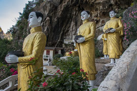 bei der Yathae Pyan Höhle: über eine Treppe, flankiert von Buddha-Statuen, gelangt man zum Eingang der Yathae Pyan Höhle in etwa 50 Metern Höhe (wo dann auch die Fussbekleidung deponiert werden muss).