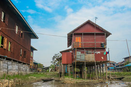 Inn Paw Khon, ein am Südende des Inle-Sees geleges Dorf. Das Dorf ist bekannt für seine Seidenwebereien und für die nur hier vorhandene Lotus-Weberei. 