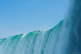der Horseshoe Falls (Canadian Falls) von der Plattform Journey Behind the Falls gesehen