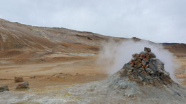 im Geothermalgebiet Hverarönd (auch als Hverir bekannt), am Fusse des Námafjall-Bergrückens im Norden von Island