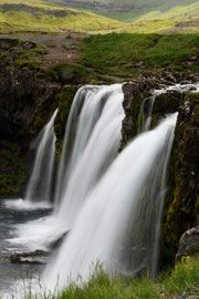 der Kirkjufellsfoss am Fusse des Berges Kirkjufell