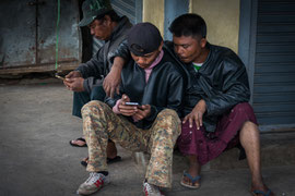 Die Bevölkerung von Kalaw besteht zu einem grossen Teil aus Shan, aber auch Nepalis sowie indische Hindus und Muslime, die in der Kolonialzeit mit dem britischen Militär zum Eisenbahn- und Strassenbau ins Land kamen. 