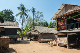 Besuch in einem Dorf im Mon State im südlichen Myanmar