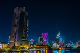 nachts am Saigon-Fluss (Sông Sài Gòn) in Ho Chi Minh City