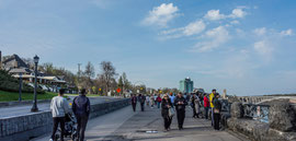der Fallsview Trail, ein Spazierweg entlang des Niagara Rivers im Bereich der Niagara Falls