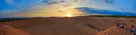 Sonnenuntergang bei den Roten Sanddünen (Đồi Cát Đỏ) bei Phan Thiết im Südosten von Vietnam – ein bei einheimischen und Touristen sehr beliebten Ort ...