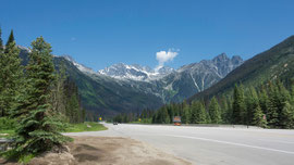 Rush hour auf dem Trans Canada Highway am Rogers Pass 