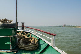 Vom Mündungsdelta flussaufwärts ist der Irrawaddy ganzjährig auf etwa 1337 Kilometer Länge bis im mittleren Norden Myanmars schiffbar. 