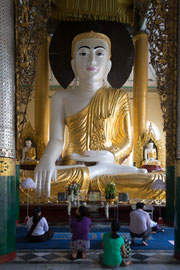 Der 89 Meter hohe Haupstupa, der zentrale Teil der Anlage, ist umgeben von vielen kleinen und grösseren Tempeln, Stupas und Hunderten von stehenden, sitzenden und liegenden Buddhafiguren