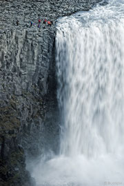 Dettifoss - Blick von der Westseite zur Ostseite. Zum Grössenvergleich: an der Wasserfallkante stehen diverse Personen ...