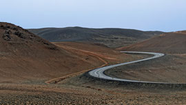 Strasse durch das Geothermalgebiet Hverarönd beim Námafjall-Bergrücken im Norden von Island