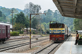 Eisenbahn in Myanmar: das meterspurige, meist eingleisig Schienennetz umfasst ca. 6200 km. Aktuell sind rund 400 Lokomotiven und 4700 Eisenbahnwagen in Betrieb, das Rollmaterial stammt vorwiegend aus der VR China und Indien.