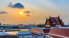 Sonnenaufgang über Bangkok am Chao Phraya