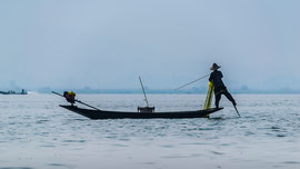 Typisch für den See sind die Fischer, die mit den Beinen rudern, um die Hände frei zu haben. Diese Technik findet man nur hier am Inle-See, sie verkommt jedoch immer mehr zur Touristenattraktion 