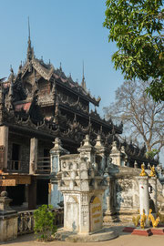 Das Shwenandaw-Kloster (Gold-Palast-Kloster), ein buddhistisches Kloster in Mandalay, erbaut aus Teakholz