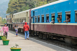 der Zug nach Shwe Nyaung im Bahnhof von Kalaw 