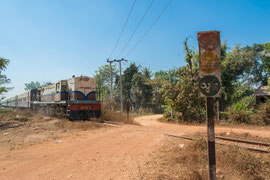 an der Eisenbahnstrecke in der Nähe von Thaton im Süden von Myanmar