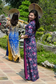 Die traditionelle Kleidung der Frauen, der 'Ao Dai' (Tunika) und der Non La (Hut). In der Region von Hue gilt, dass verheiratete Frauen solche mit starken Farben, unverheiratete Frauen solche in dezenteren Farben und jungen Mädchen weisse Ao Dais tragen