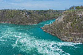 der 'Niagara Whirlpool', ein natürlicher Strudel im Niagara River etwa 5.5 km unterhalb der Niagara Falls. Es wird geschätzt, dass der Strudel vor etwa 4.200 Jahren durch die Erosion des Steilufers durch den Niagara River flussaufwärts entstand.