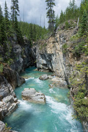 der Marble Canyon, eine Schlucht, durch die der Tokumm Creek knapp oberhalb des Zusammenflusses mit dem Vermilion River fliesst
