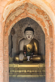 in vielen Nischen sind Buddha-Figuren