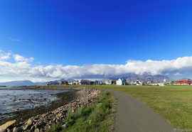 Bei der Ortschaft Höfn (Höfn í Hornafirði = Hafen im Hornfjord), mit etwa 1700 Einwohnern eine der wichtigsten Ortschaften im Südosten von Island