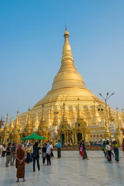 Die Shwedagon-Pagode, das religiöse Zentrum in Yangon und das Wahrzeichen von ganz Myanmar. Gemäss der Legende ist sie über 2500 Jahre alt. Die Pagode wurde durch Erdbeben mehrmals zerstört.