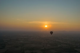 Während dem Sonnenaufgang im Ballon über dem historischen Bagan, ein Erlebnis der Extraklasse! Der Bereich erstreckt sich über ca. 36 km².