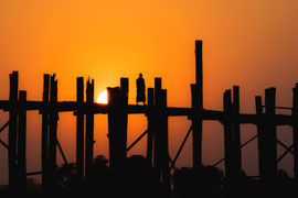 Sonnenuntergang am Taungthaman-See bei der U-Bein-Brücke bei Amarapura