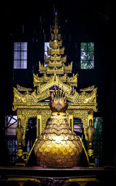 Während dem 18tägigen Phaung Daw Oo Pagodenfest führt die königliche Barke die Schiffsprozession rund um den Inle-See an. Aus der Pagode werden während dieser Zeit vier der fünf Bilder des Buddhas auf dem Schiff mitgeführt.