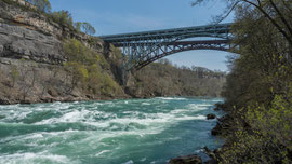 auf dem White Water Walk entlang dem Niagara River