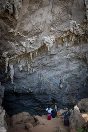 über zum Teil steile Wege und Treppen gelangt man weiter ins Innere der Höhle ... barfuss, da die Höhle heilig ist ... manchmal etwas unbequem für verwöhnte westliche Fusssohlen