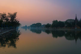abends in Mandalay - am Wassergraben um den ehemaligen Königspalast