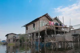 Nampan, ein Dorf im Inle-See. Die Häuser stehen auf Pfählen über dem Wasser, eine traditionelle Bauweise am Inle-See.