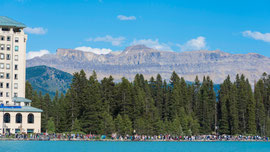 der Lake Louise, eines der am häufigsten besuchten Touristenziele in den kanadischen Rocky Mountains