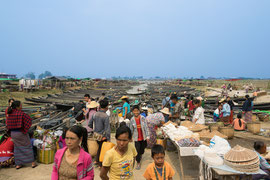 Markttag in Nan Pan: der Nan Pan Market, ein Highlight am Inle-See, ein Shoppingcenter nach traditioneller burmesischer  Art!