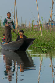 Als die Volksgruppe der Intha vor einigen hundert Jahren aus dem Süden an den Inle-See kamen, wurden sie von den hier ansässigen nur geduldet und durften ausschliesslich auf dem See und dem ihn umgebenden Schilfgürtel siedeln, Land erhielten sie keines.